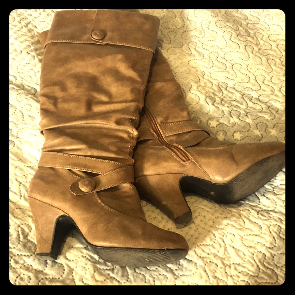 Button detail boots